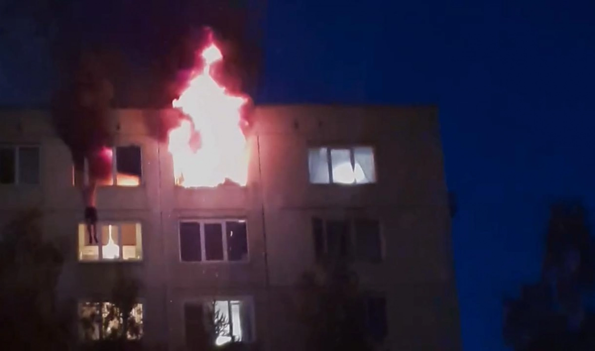 Из окна горящего дома на бульваре Трудящихся выпрыгнул мужчина - tvspb.ru