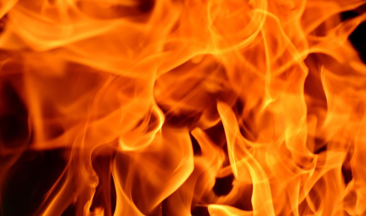 Три частных дома горели ночью в Ленобласти
