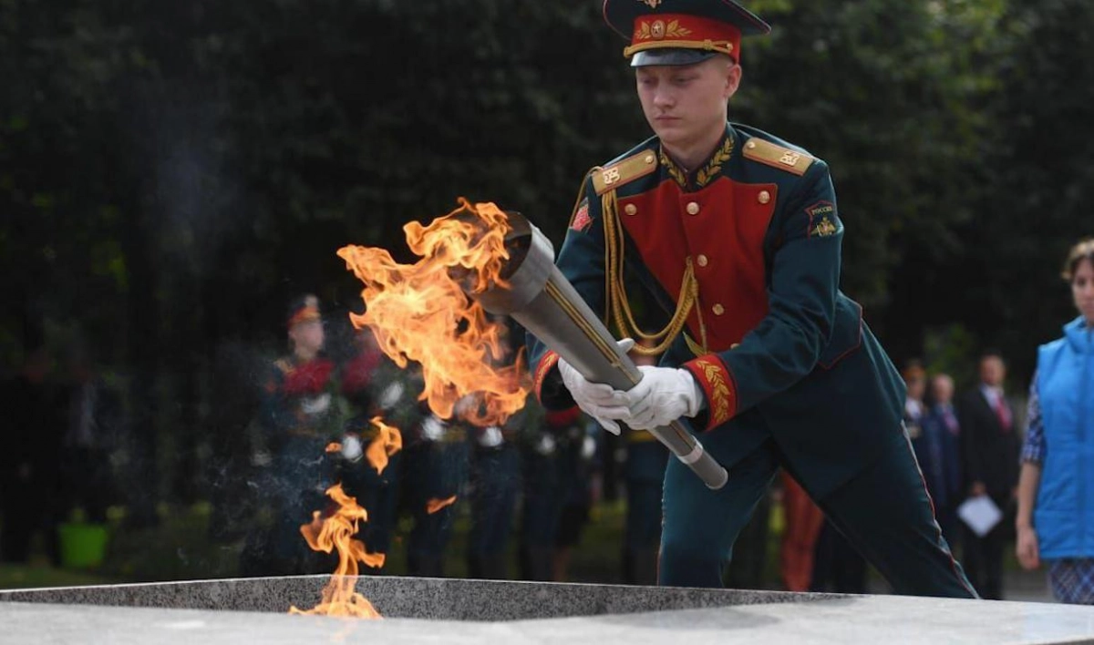 На Пискаревском кладбище зажгли факел от Вечного огня, чтобы пронести его по Дороге жизни - tvspb.ru