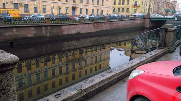 Неизвестные пробили ограждение на набережной канала Грибоедова - tvspb.ru