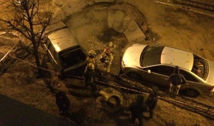 На 9-й Советской улице из-под асфальта забил фонтан кипятка - tvspb.ru