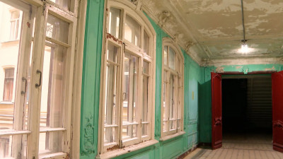 Жители дома в Басковом переулке пытаются спасти от замены исторические окна