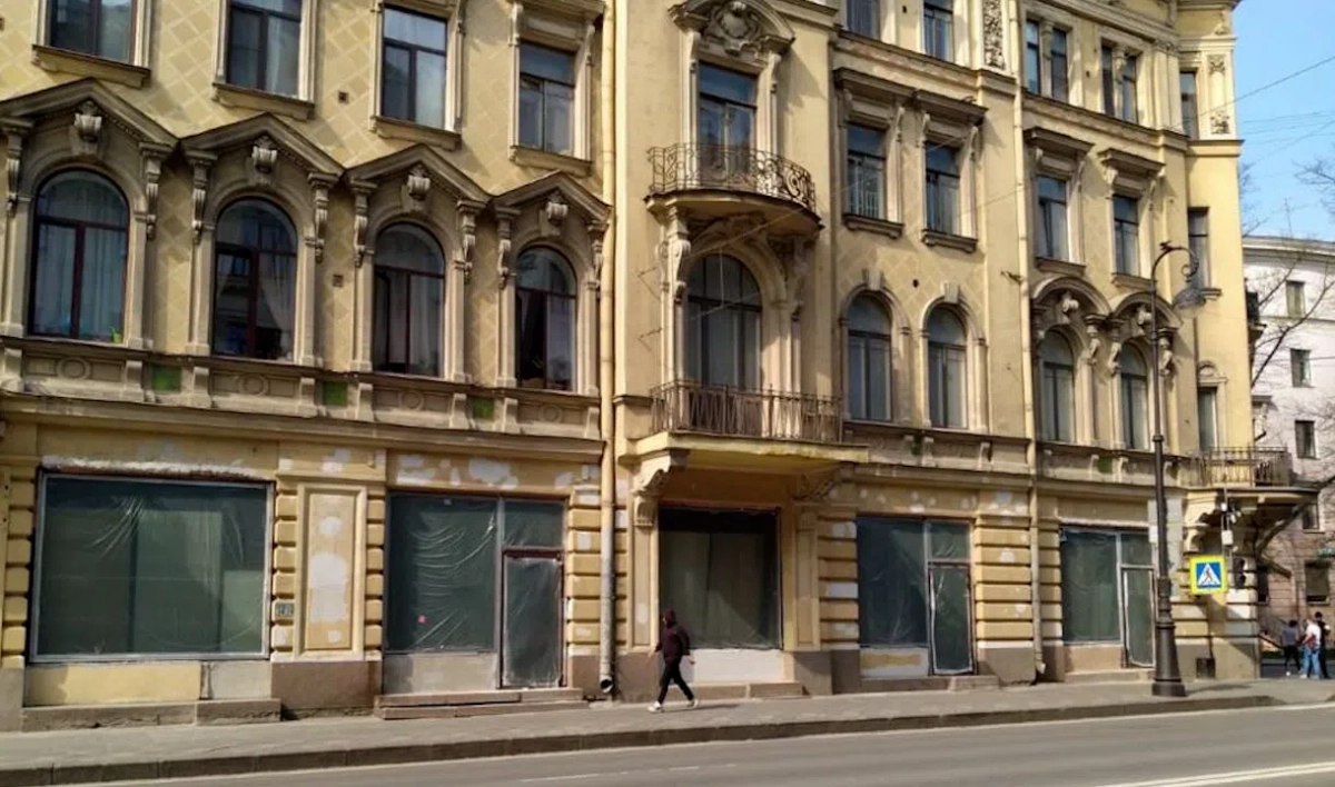Исторические витринные окна дома Шведерского незаконно заменили на современные - tvspb.ru