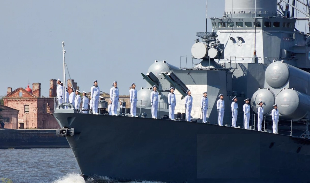 В Кронштадте ведется подготовка кораблей и судов к военно-морскому параду - tvspb.ru
