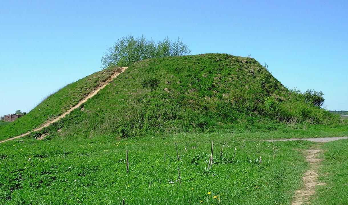 Археологи приступили к раскопкам близ Олеговой могилы в Старой Ладоге