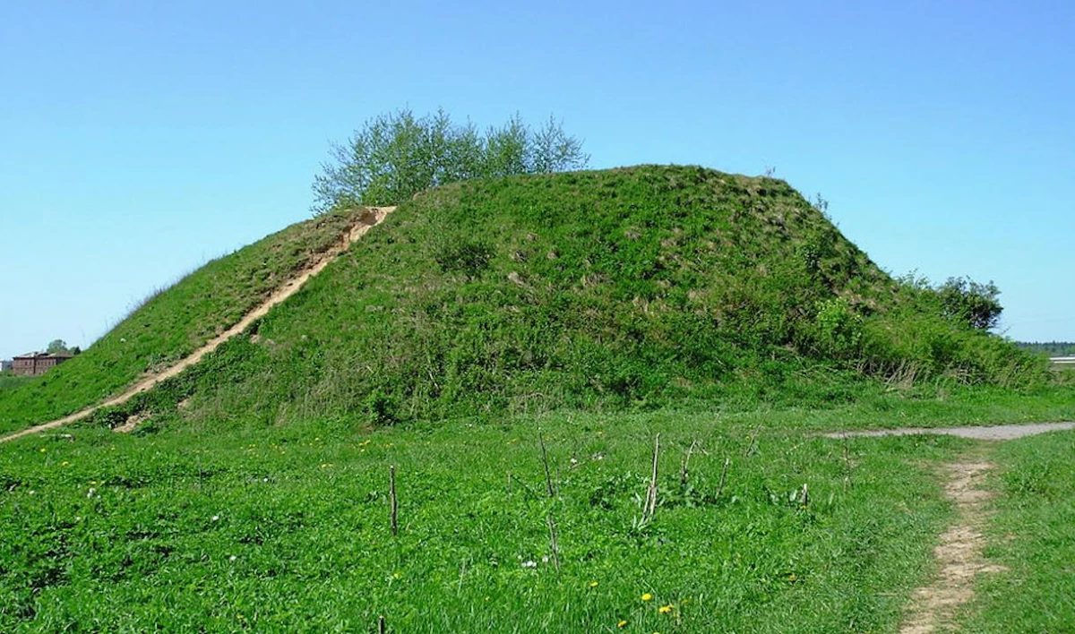 Археологи приступили к раскопкам близ Олеговой могилы в Старой Ладоге - tvspb.ru