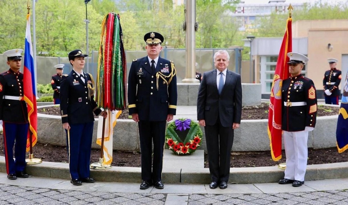 Посол США в России почтил память погибших во Второй мировой войне - tvspb.ru