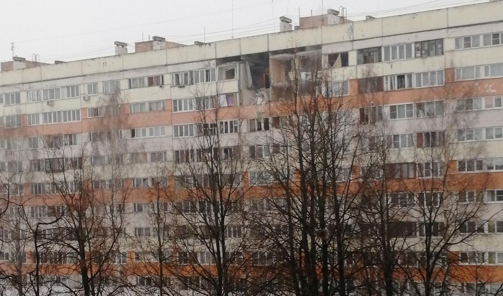 Видео из двора дома на пр-те Народного Ополчения, где предположительно  произошел взрыв | Телеканал Санкт-Петербург