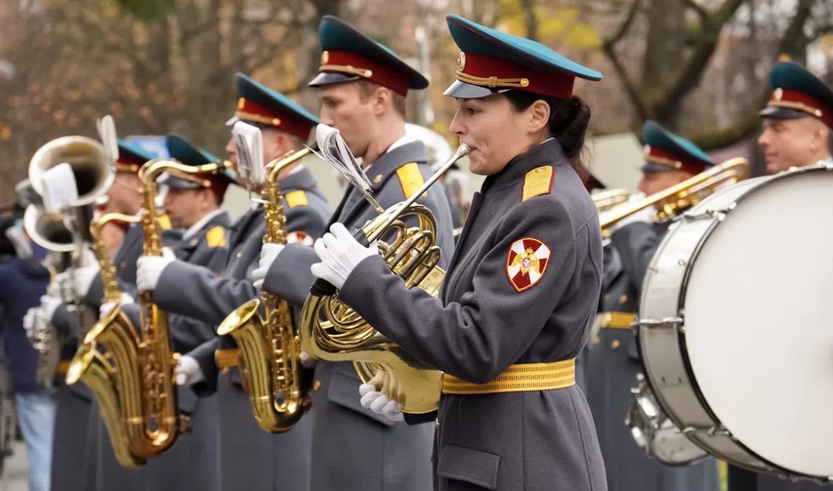 Военный оркестр Росгвардии дал концерт для врачей и пациентов Центра Алмазова - tvspb.ru
