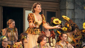«Бабий бунт» на свежем воздухе: в Гатчине слушали оперетту в исполнении Театра музкомедии