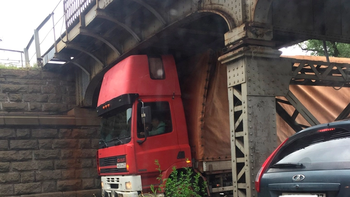 Грузовик застрял под мостом на Черниговской улице - tvspb.ru