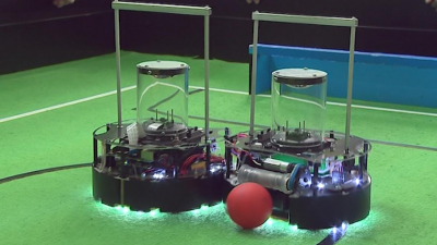 Петербургские школьники научили роботов играть в настольный футбол