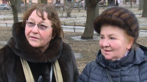 Петербуржцы на улицах города делятся позитивными новостями