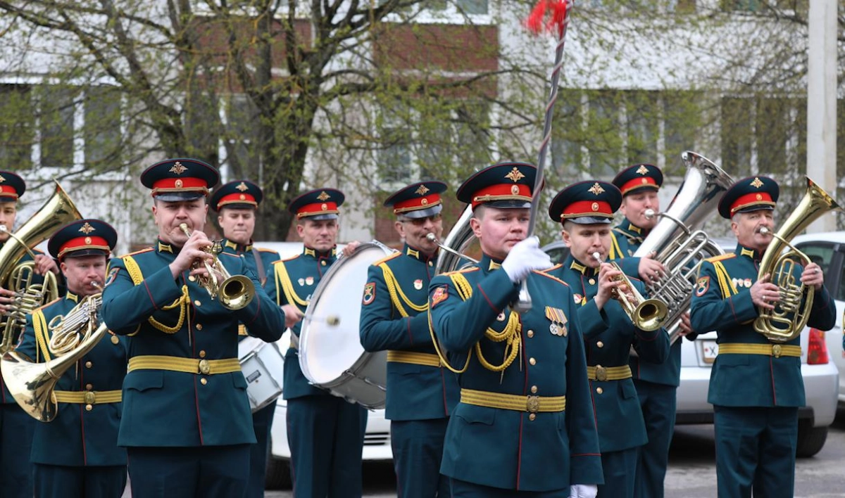 Военнослужащие ЗВО провели плац-парад для ветерана, штурмовавшего Берлин - tvspb.ru