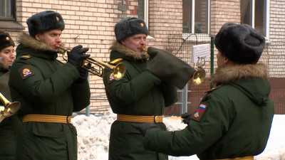 Пациентам госпиталя для ветеранов войн поднимали дух военным оркестром