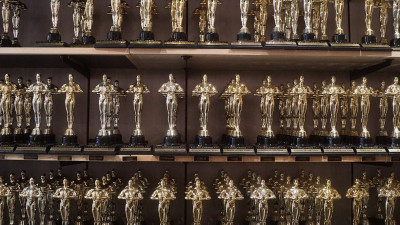 Умный бюстгальтер и контракт с брачным агентством. Что находится в подарочном наборе номинантов на «Оскар»