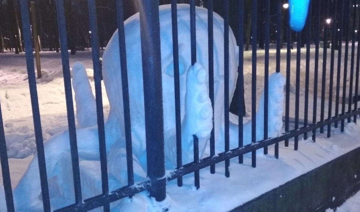 В парке Победы поселился грустный снежный осьминог - tvspb.ru