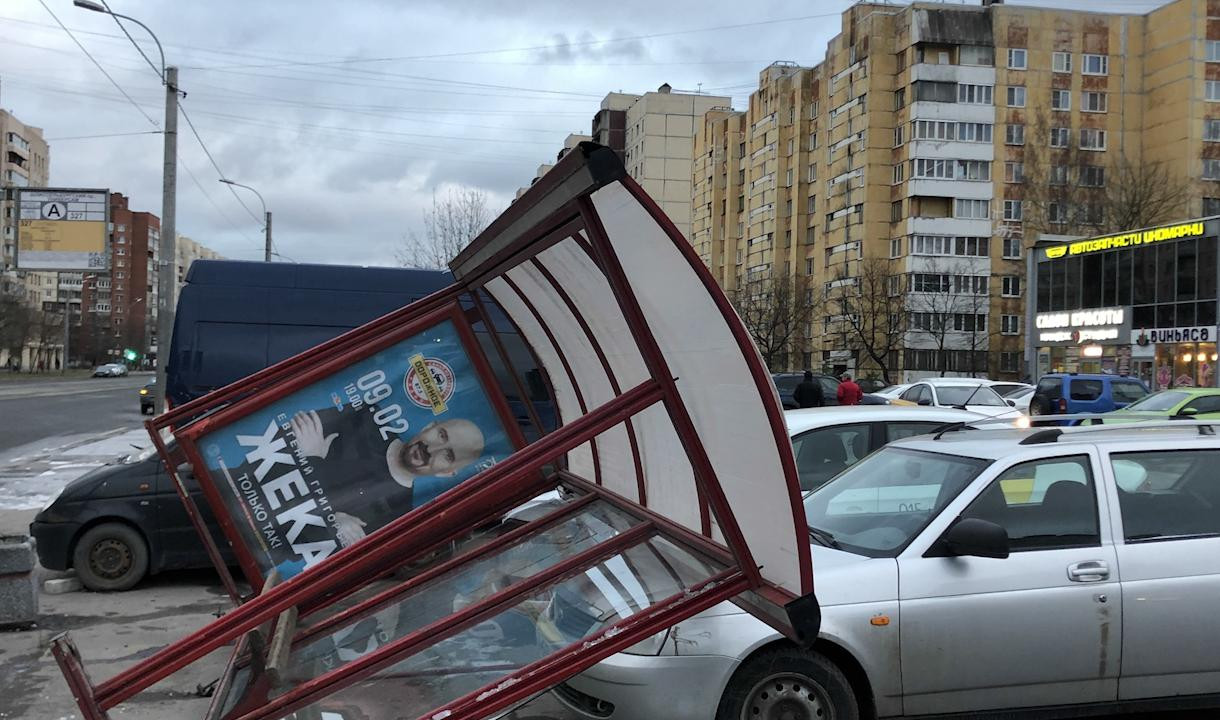 Автобусная остановка упала на припаркованные машины в Невском районе |  Телеканал Санкт-Петербург