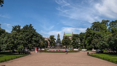 На площади Островского в цветочных декорациях покажут «Петровский бал в летнюю ночь»