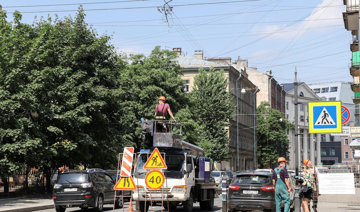 В Петроградском районе продолжаются работы по реконструкции уличного освещения