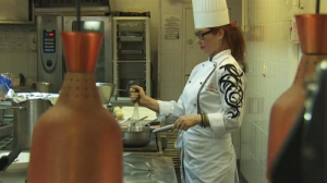 Дарья Цыбульская изучает профессию «повар в отеле»