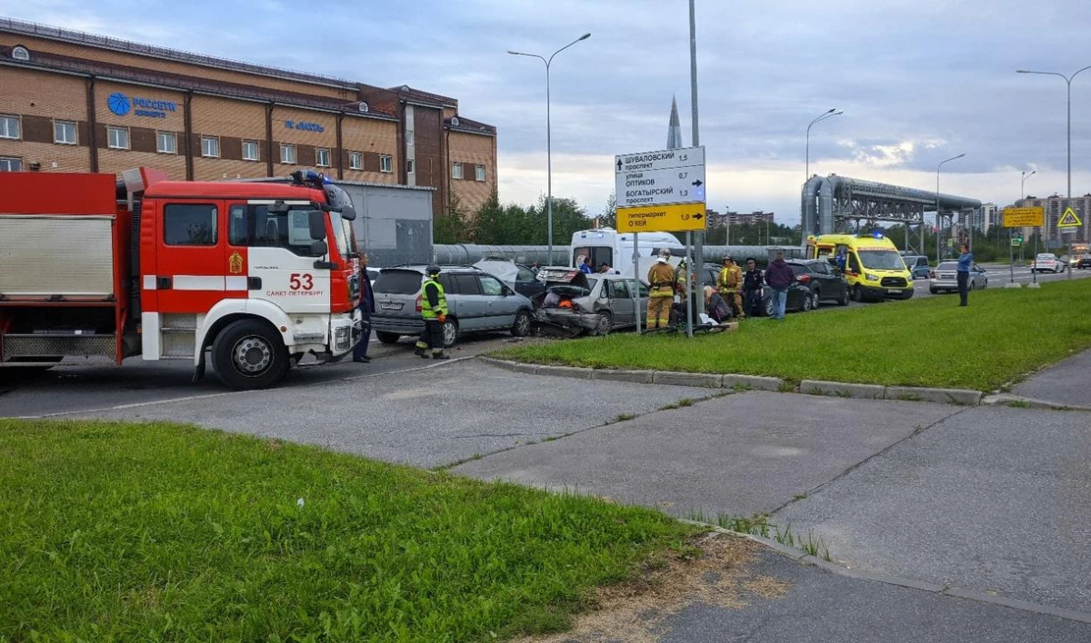 Два человека пострадали в массовом ДТП на Мебельной улице - tvspb.ru
