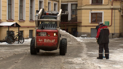 Как коммунальщики Петербурга спасают город от последствий оттепели после бурных снегопадов