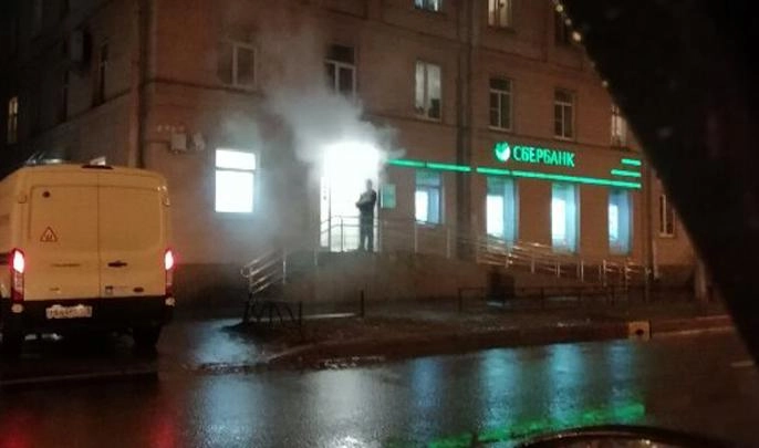 Очевидцы: На улице Коммуны горит отделение «Сбербанка» - tvspb.ru