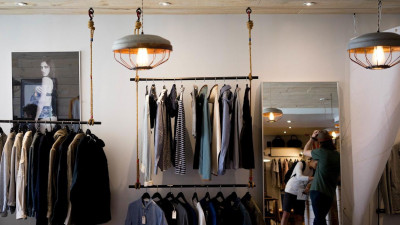 Магазины одежды не будут распродавать остатки со скидками