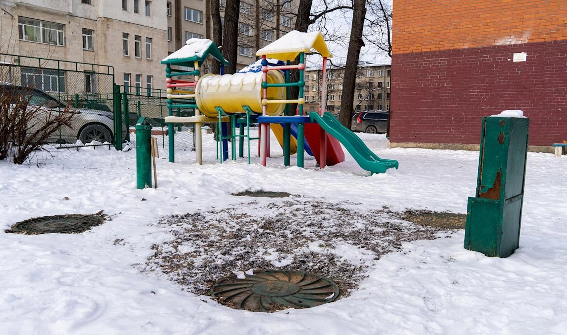 В Петербурге перенесут две детские площадки, расположенные над теплосетями - tvspb.ru