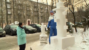 Ростральные колонны на берегу Чёрной речки: снежный скульптор и его новые шедевры