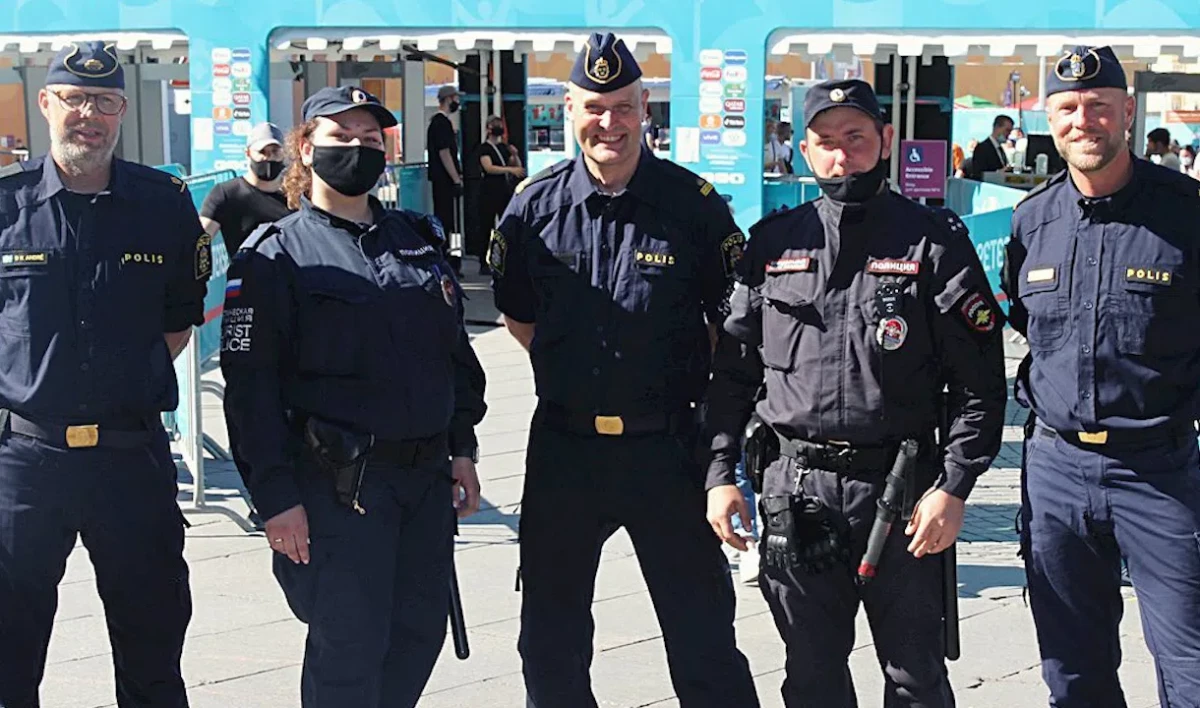 Полицейские Петербурга вышли в патруль вместе со шведскими коллегами перед матчем Евро-2020 - tvspb.ru
