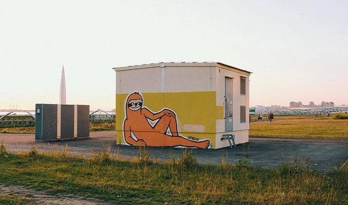 На «Приморской» нарисовали граффити с оранжевым ленивцем - tvspb.ru