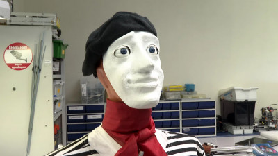 В ИТМО разработали робота Роберта, который умеет кататься на гироскутере