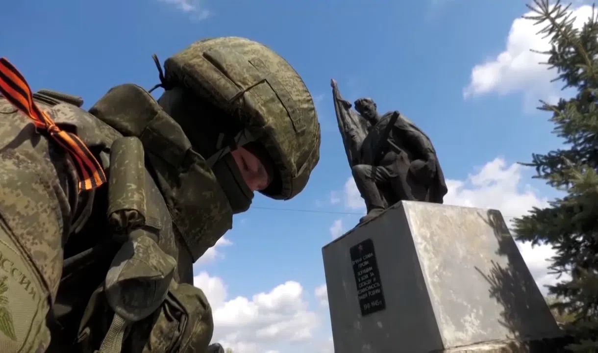 Помоги войнам. Военные памятники. Памятник русским воинам. Памятник советскому солдату. Памятники советским воинам в России.