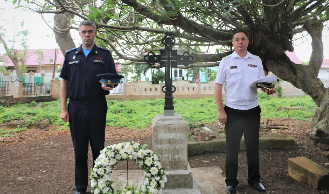 В Индонезии на могиле русского моряка установили крест, изготовленный на пожертвования петербуржцев - tvspb.ru