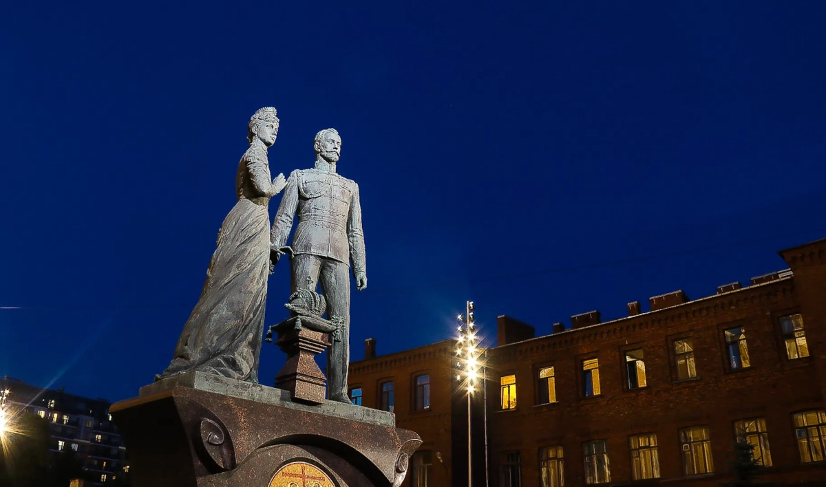 Памятник Николаю II в Петербурге получил новую подсветку в День семьи, любви и верности - tvspb.ru