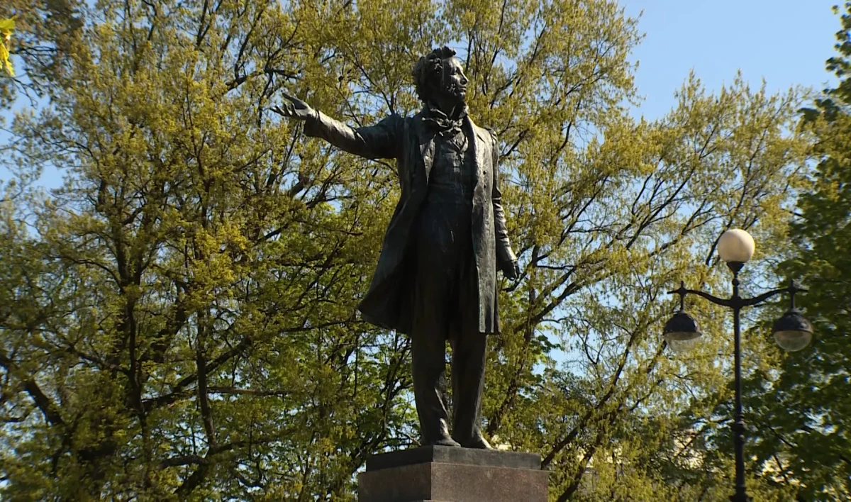 Памятник Пушкину на площади Искусств начнут реставрировать в начале осени - tvspb.ru