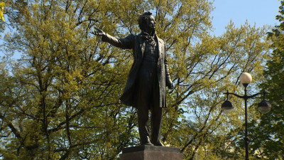 Памятник Пушкину на площади Искусств начнут реставрировать в начале осени