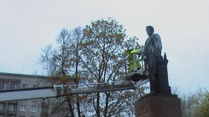 День радио отметили мытьем памятника Попову