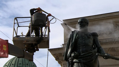 Специалисты показали, как готовят петербургские памятники ко Дню города