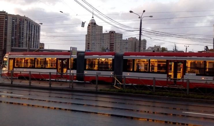 У «Пионерской» трамвай остался без пантографа - tvspb.ru