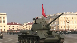 Репетиция парада Победы с участием военной техники прошла на Дворцовой