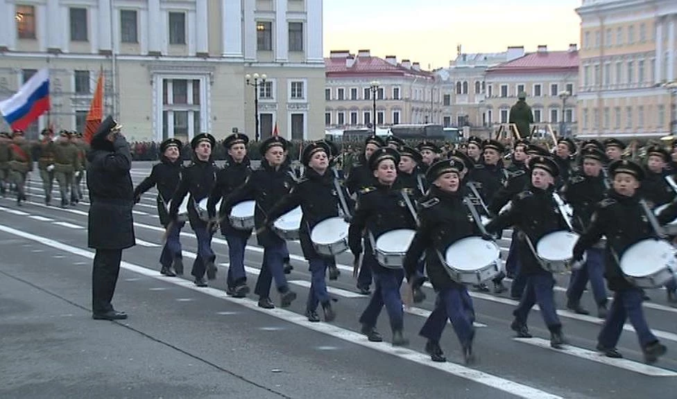На Дворцовой площади вечером пройдет репетиция парада Победы - tvspb.ru