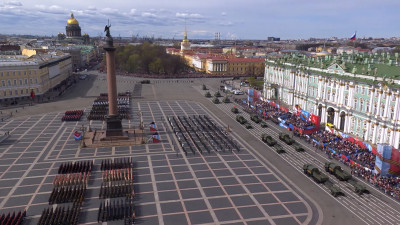 Тысячи петербуржцев пришли на городской Парад Победы