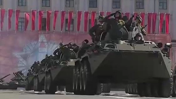 Торжественный парад ко Дню Победы проходит на Дворцовой площади - tvspb.ru