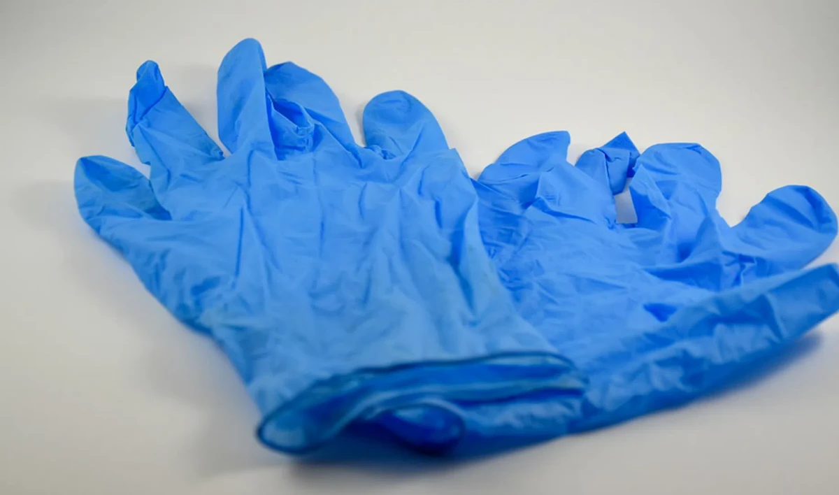 Роспотребнадзор исключил ношение перчаток из перечня мер борьбы с COVID-19 - tvspb.ru