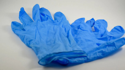Роспотребнадзор исключил ношение перчаток из перечня мер борьбы с COVID-19