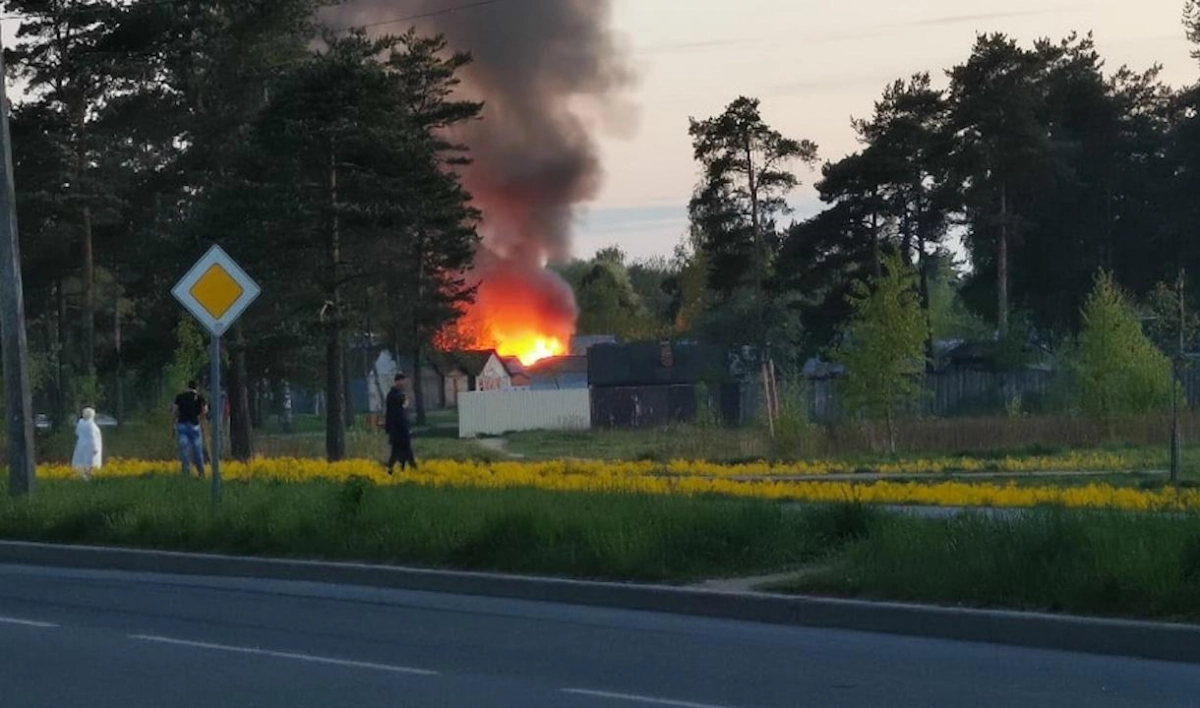 Пожарные за полчаса потушили горящие гаражи в Парголово - tvspb.ru
