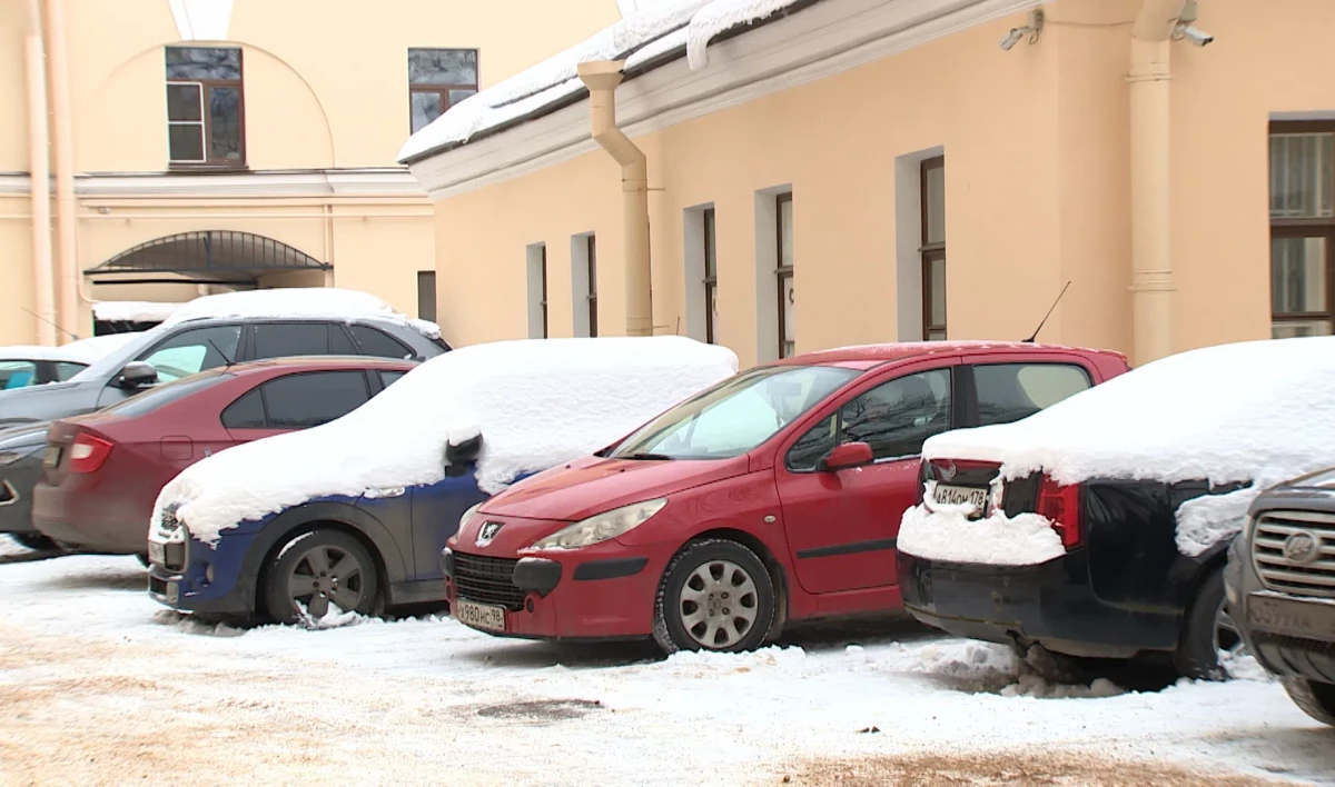 С начала года нарушителей парковки во дворах Петербурга оштрафовали почти на 700 тыс. рублей - tvspb.ru
